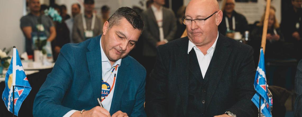Sarah-Pruys-Photo_Signing-MOU